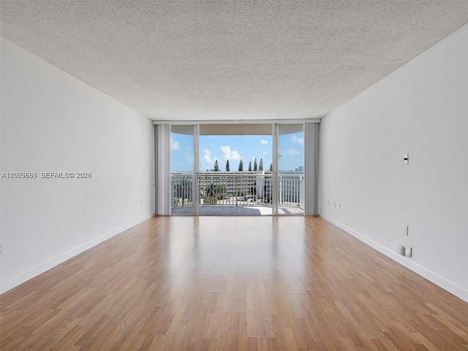 For Rent: $2,000 (1 beds, 1 baths, 1005 Square Feet)