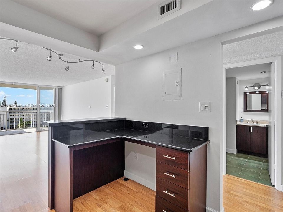 For Rent: $2,000 (1 beds, 1 baths, 1005 Square Feet)