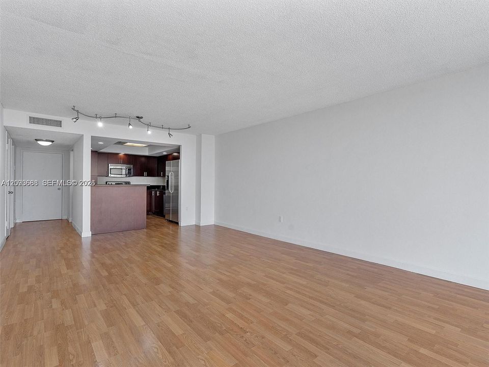 For Rent: $2,000 (1 beds, 1 baths, 1005 Square Feet)