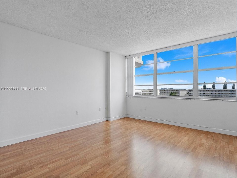 For Rent: $2,000 (1 beds, 1 baths, 1005 Square Feet)