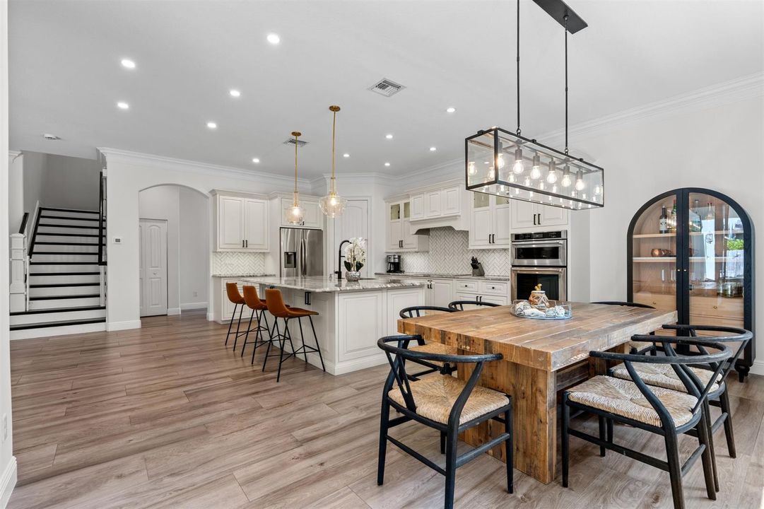 BREAKFAST_NOOK_TO_KITCHEN_ANGLE_RIGHT