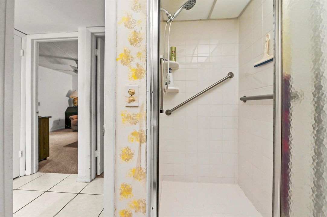 13 Bathroom 02
