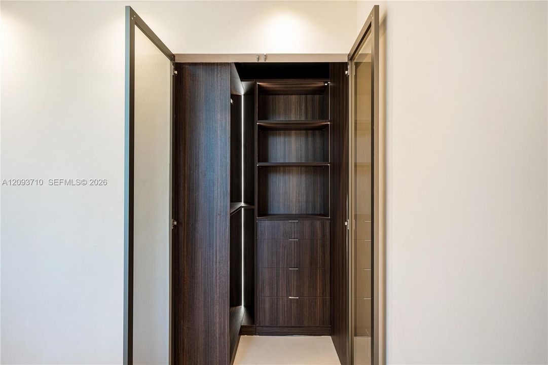 В аренду: $7,995 (2 спален, 2 ванн, 1256 Квадратных фут)