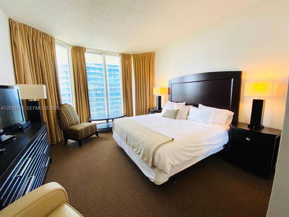 For Sale: $470,000 (1 beds, 1 baths, 960 Square Feet)