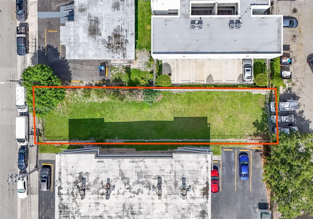 На продажу: $650,000 (0.11 acres)