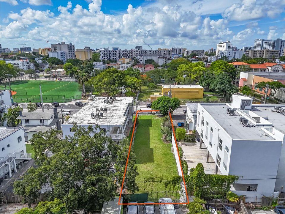 На продажу: $650,000 (0.11 acres)