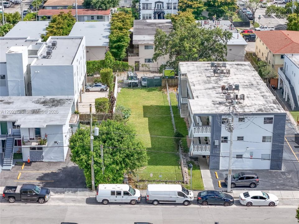 На продажу: $650,000 (0.11 acres)