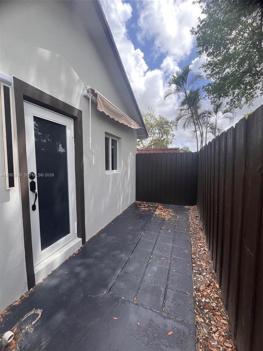 For Rent: $1,400 (1 beds, 1 baths, 1927 Square Feet)