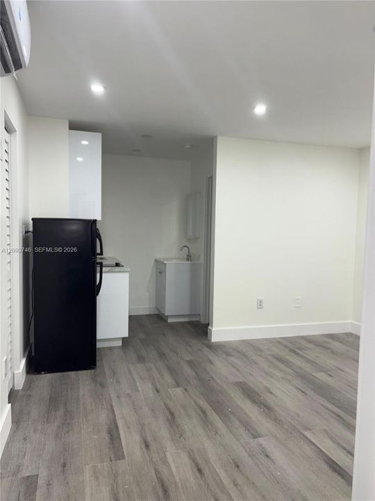 For Rent: $1,400 (1 beds, 1 baths, 1927 Square Feet)