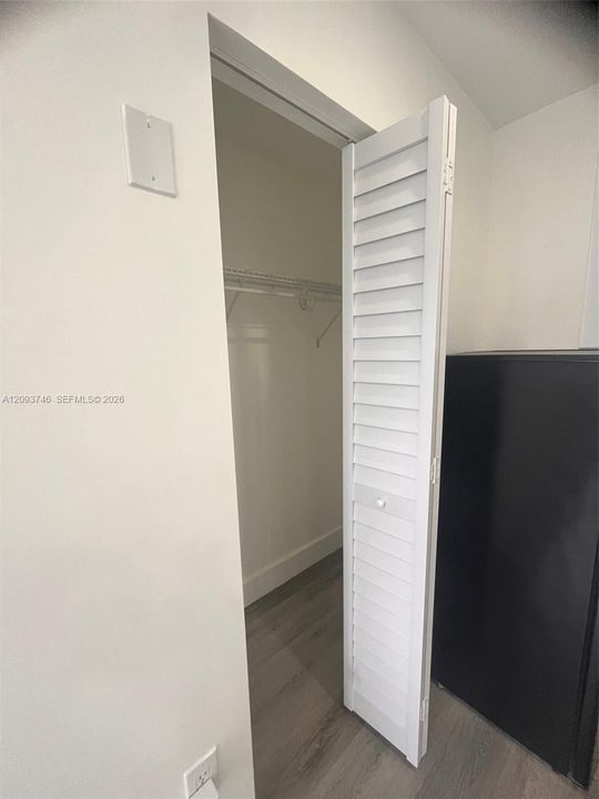 For Rent: $1,400 (1 beds, 1 baths, 1927 Square Feet)
