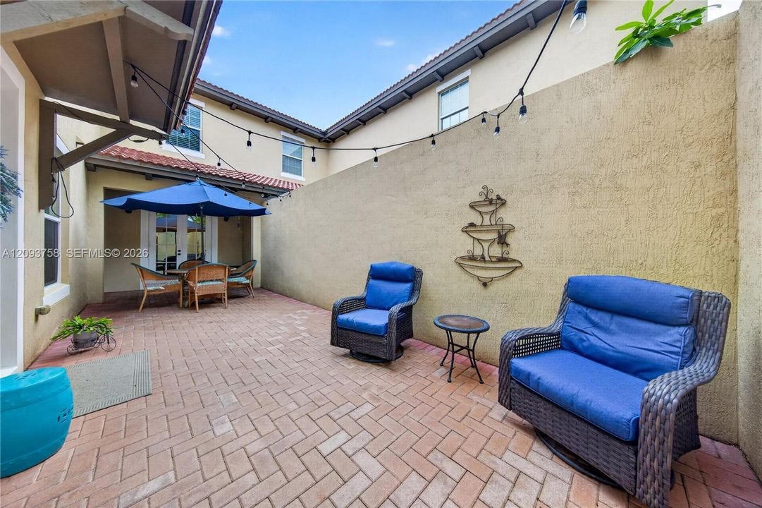 For Sale: $559,000 (3 beds, 3 baths, 2320 Square Feet)