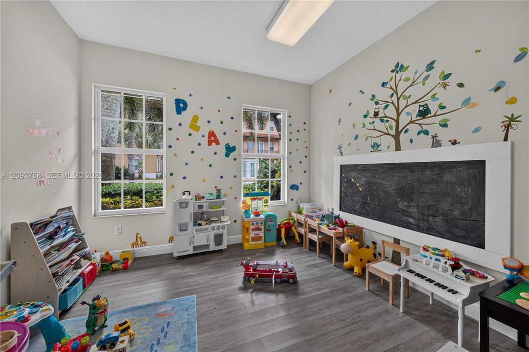For Sale: $559,000 (3 beds, 3 baths, 2320 Square Feet)