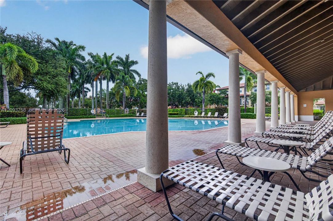 For Sale: $559,000 (3 beds, 3 baths, 2320 Square Feet)