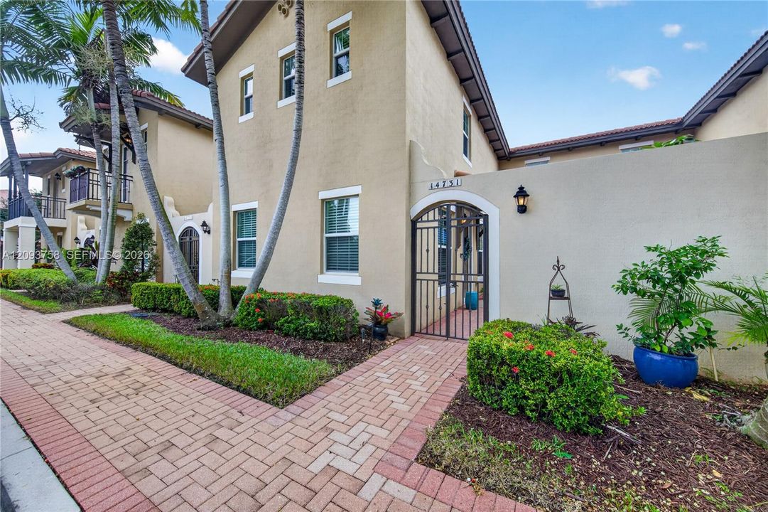 For Sale: $559,000 (3 beds, 3 baths, 2320 Square Feet)