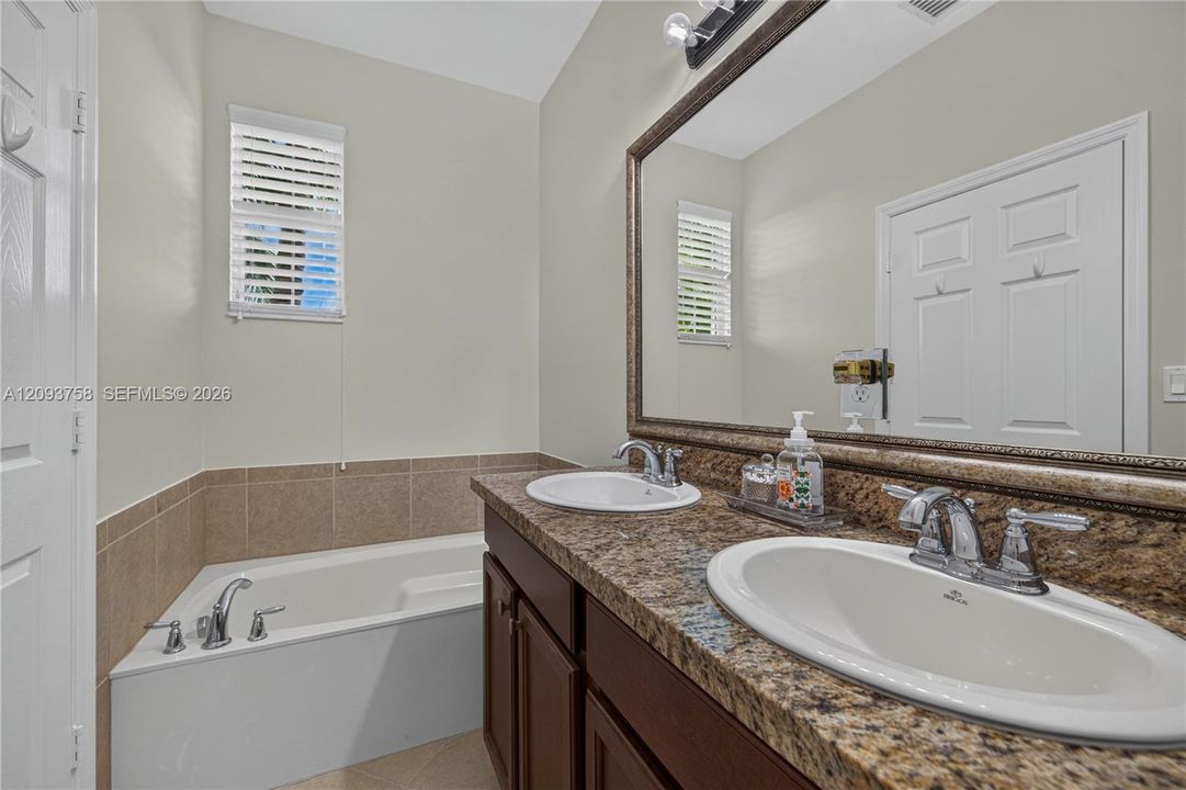 For Sale: $559,000 (3 beds, 3 baths, 2320 Square Feet)