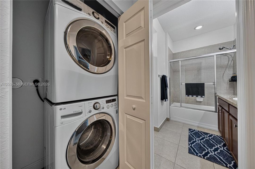 For Sale: $559,000 (3 beds, 3 baths, 2320 Square Feet)