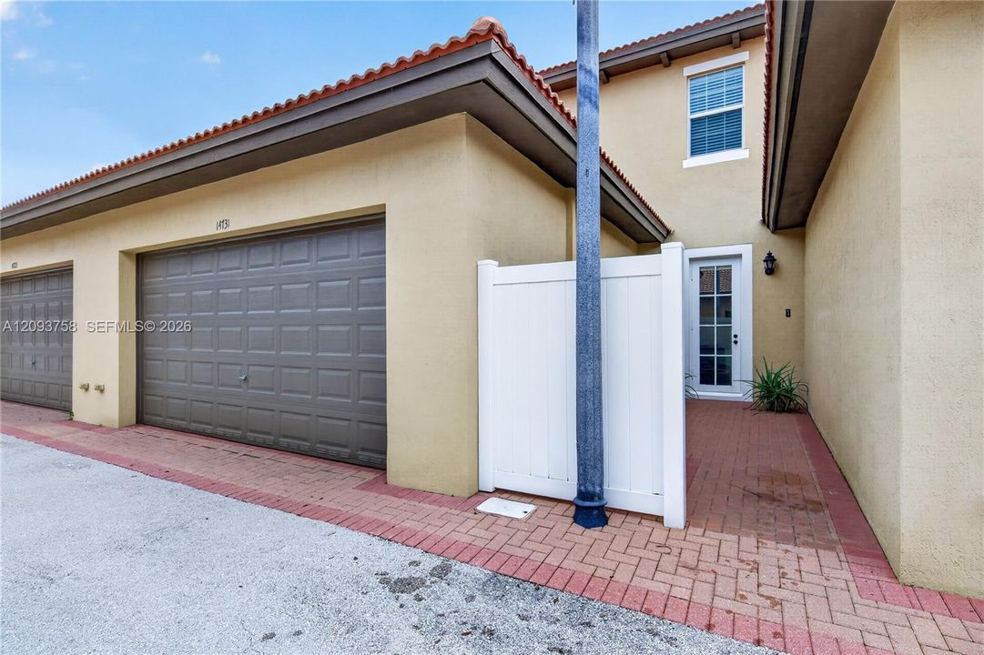 For Sale: $559,000 (3 beds, 3 baths, 2320 Square Feet)