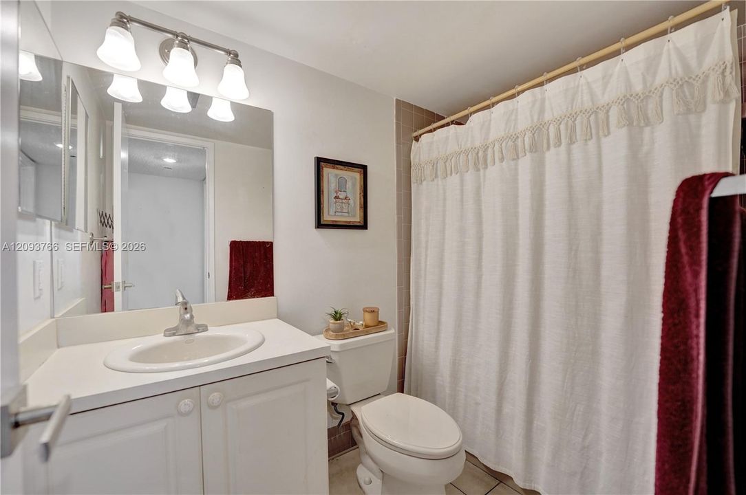 На продажу: $219,000 (2 спален, 2 ванн, 825 Квадратных фут)