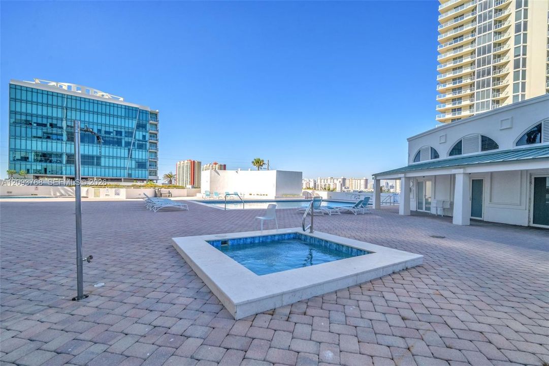 待售: $1,350,000 (2 贝兹, 2 浴室, 1460 平方英尺)