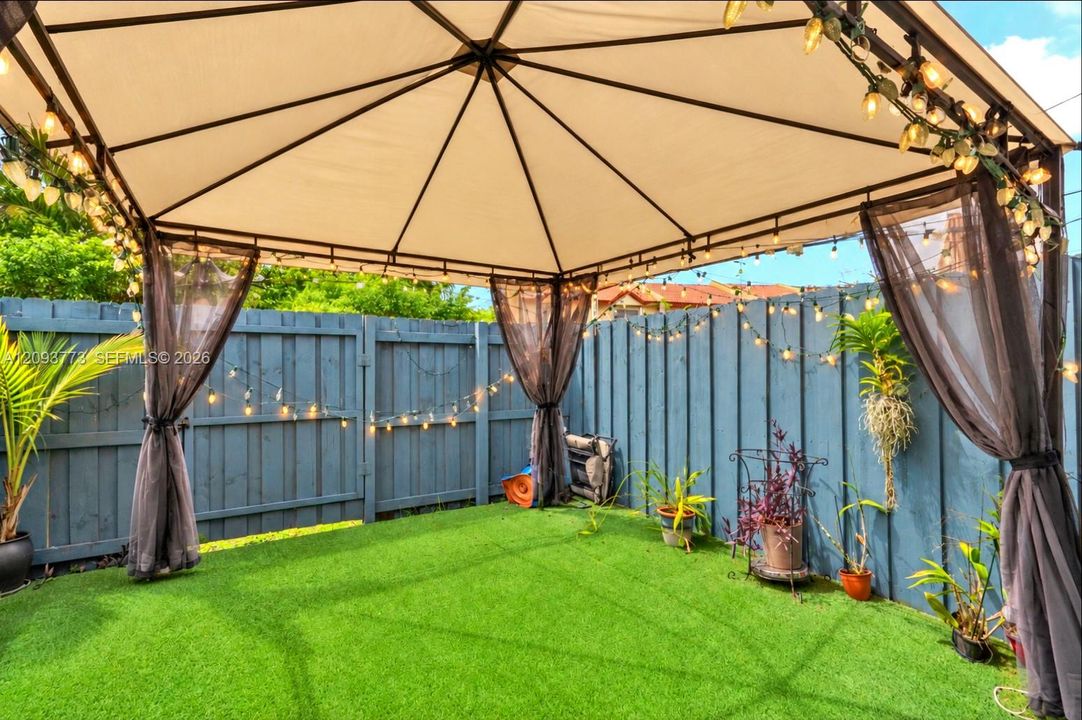 En Venta: $400,000 (2 camas, 2 baños, 1100 Pies cuadrados)