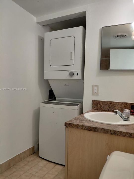 For Rent: $2,000 (2 beds, 2 baths, 898 Square Feet)