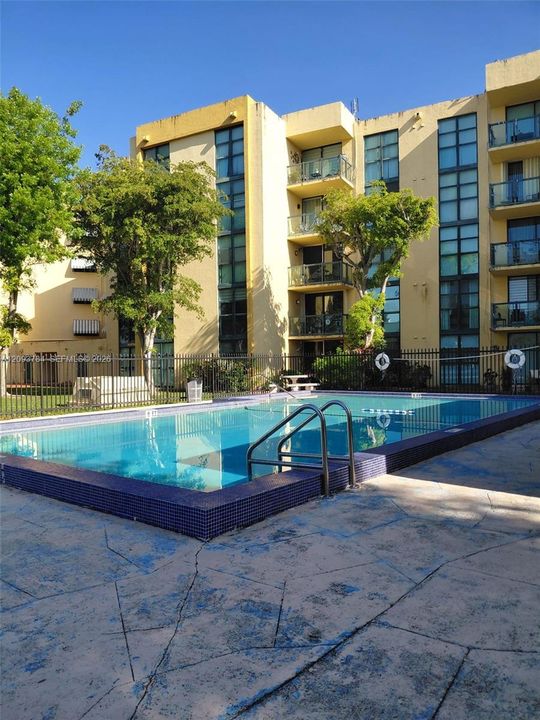 For Rent: $2,000 (2 beds, 2 baths, 898 Square Feet)