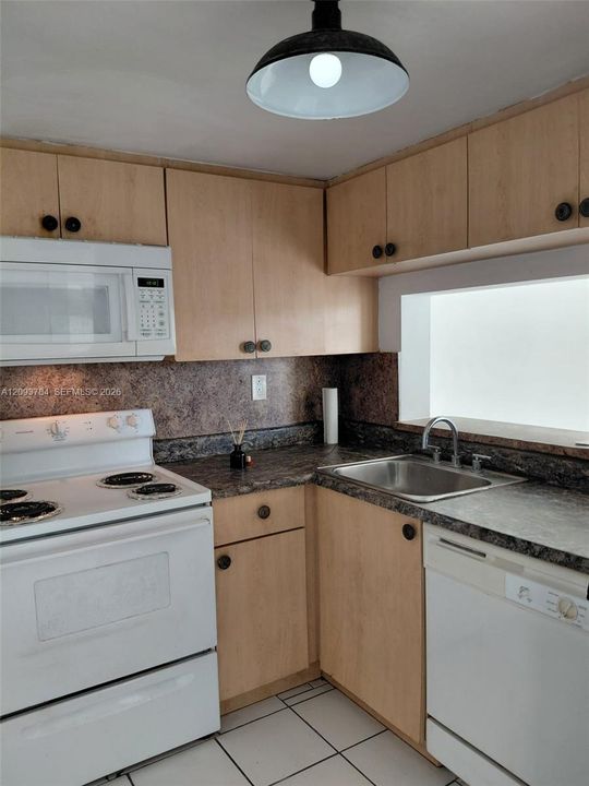 For Rent: $2,000 (2 beds, 2 baths, 898 Square Feet)