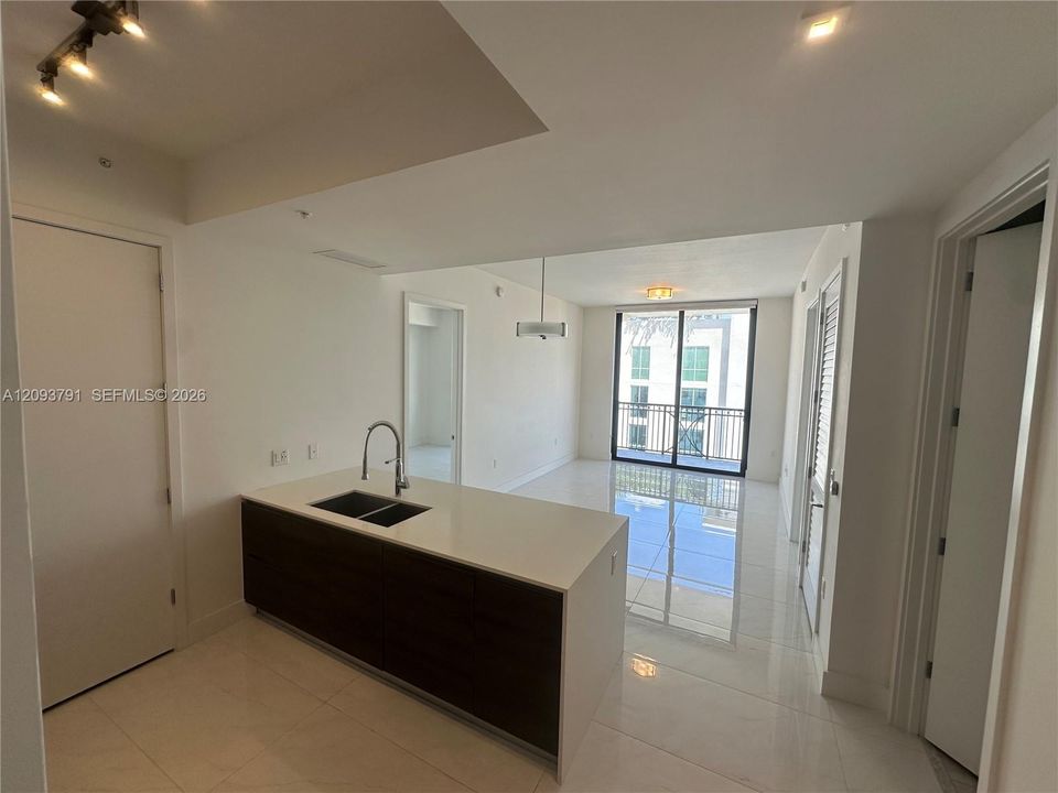 В аренду: $4,600 (2 спален, 2 ванн, 895 Квадратных фут)