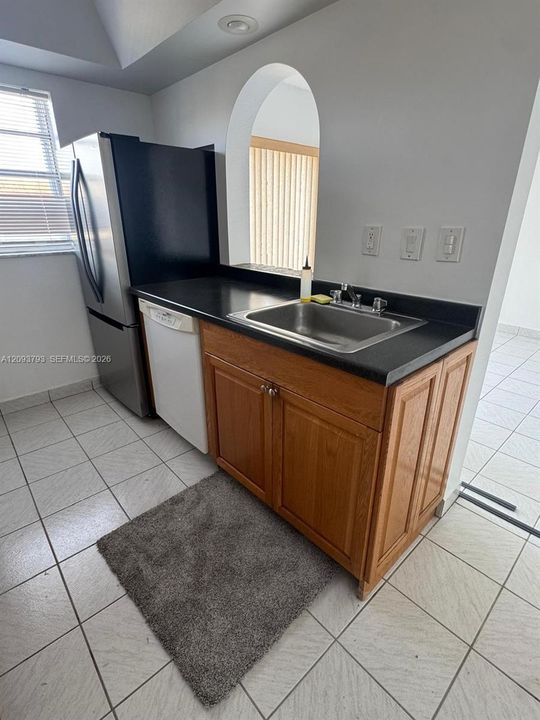 For Rent: $2,200 (2 beds, 1 baths, 948 Square Feet)