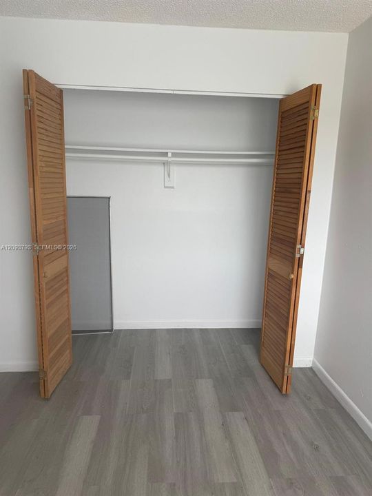 For Rent: $2,200 (2 beds, 1 baths, 948 Square Feet)
