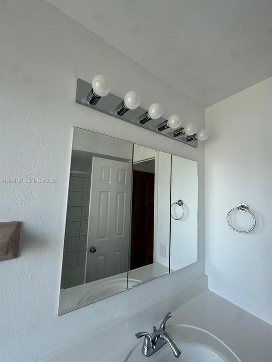 For Rent: $2,200 (2 beds, 1 baths, 948 Square Feet)