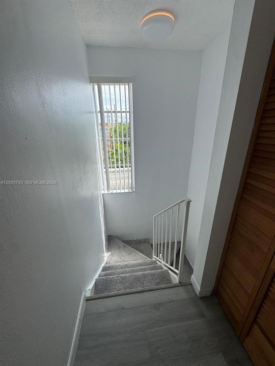 For Rent: $2,200 (2 beds, 1 baths, 948 Square Feet)