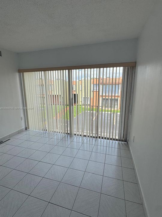 For Rent: $2,200 (2 beds, 1 baths, 948 Square Feet)