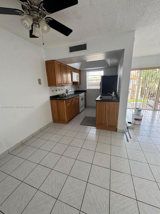 For Rent: $2,200 (2 beds, 1 baths, 948 Square Feet)