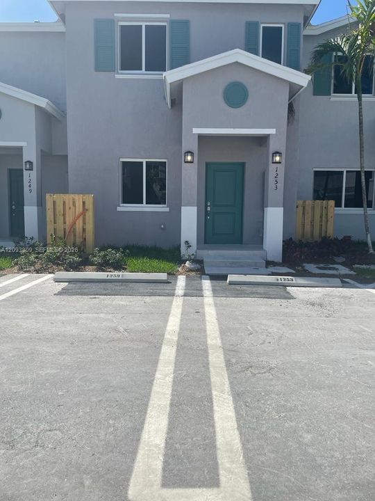 For Rent: $2,500 (3 beds, 3 baths, 1440 Square Feet)