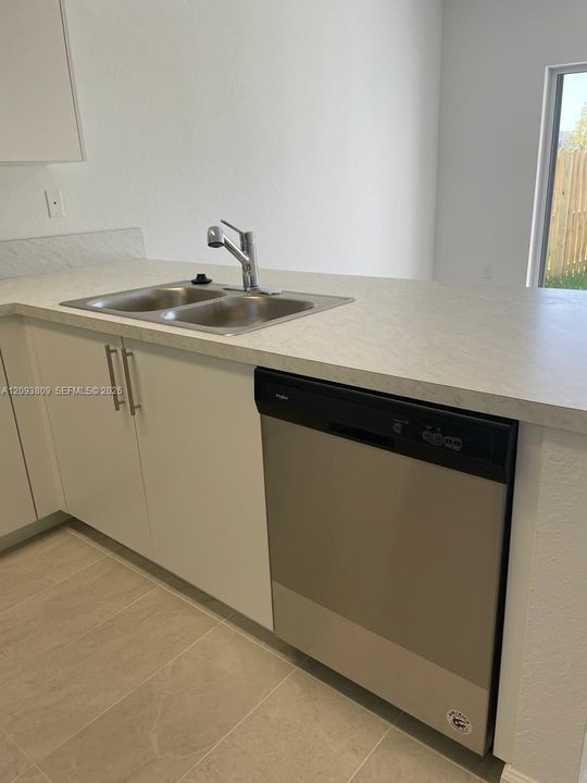 For Rent: $2,500 (3 beds, 3 baths, 1440 Square Feet)