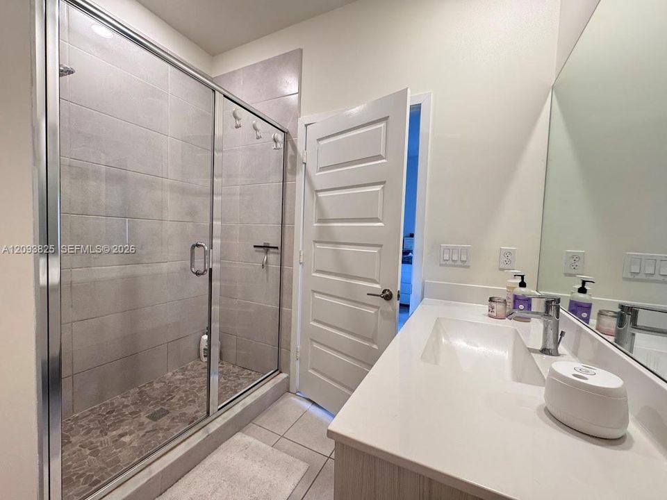 В аренду: $3,300 (3 спален, 2 ванн, 1236 Квадратных фут)