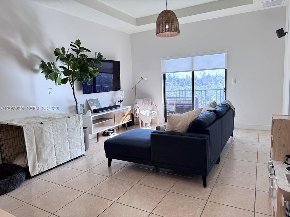 В аренду: $3,300 (3 спален, 2 ванн, 1236 Квадратных фут)