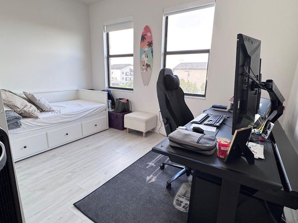 В аренду: $3,300 (3 спален, 2 ванн, 1236 Квадратных фут)