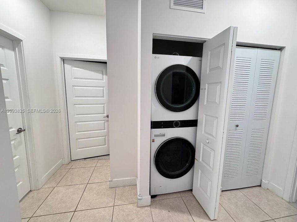 В аренду: $3,300 (3 спален, 2 ванн, 1236 Квадратных фут)