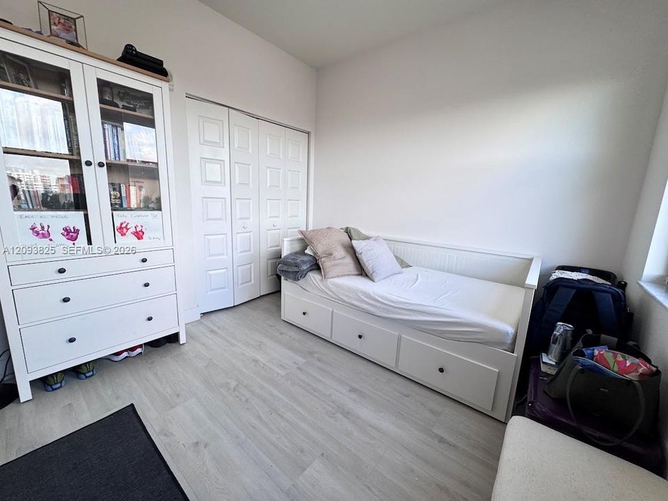 В аренду: $3,300 (3 спален, 2 ванн, 1236 Квадратных фут)