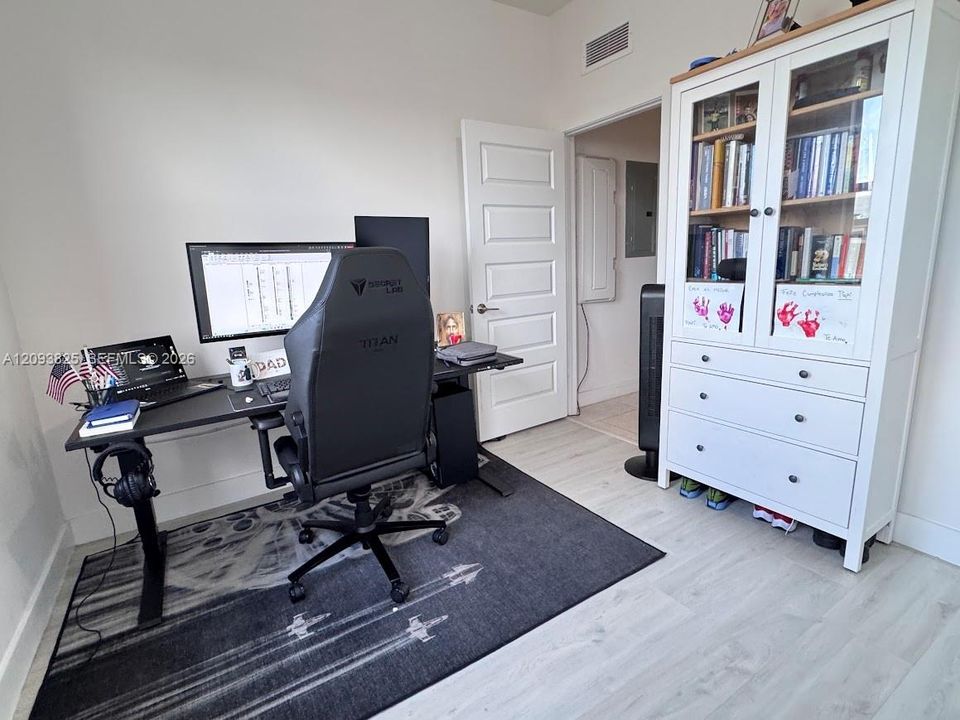 В аренду: $3,300 (3 спален, 2 ванн, 1236 Квадратных фут)