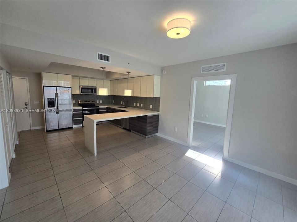 Recently Rented: $3,475 (2 beds, 2 baths, 949 Square Feet)