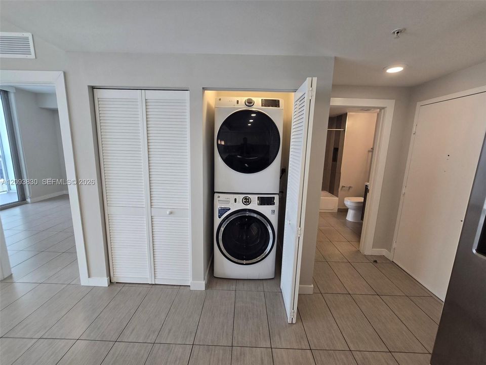 Recently Rented: $3,475 (2 beds, 2 baths, 949 Square Feet)