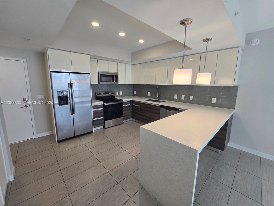 Recently Rented: $3,475 (2 beds, 2 baths, 949 Square Feet)