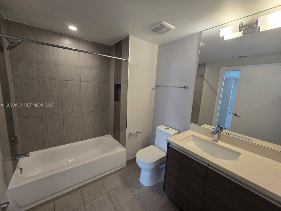 Recently Rented: $3,475 (2 beds, 2 baths, 949 Square Feet)
