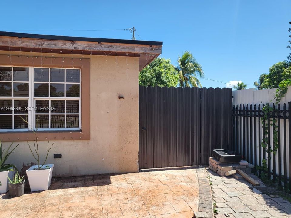 For Rent: $1,300 (1 beds, 1 baths, 750 Square Feet)