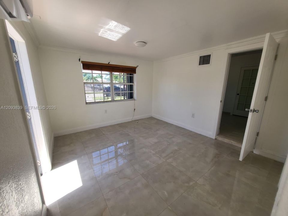 For Rent: $1,300 (1 beds, 1 baths, 750 Square Feet)