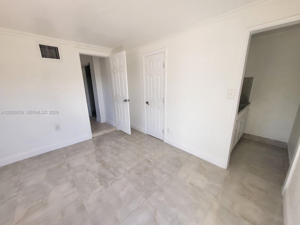 For Rent: $1,300 (1 beds, 1 baths, 750 Square Feet)
