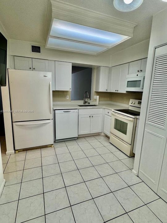 В аренду: $1,800 (2 спален, 2 ванн, 1100 Квадратных фут)